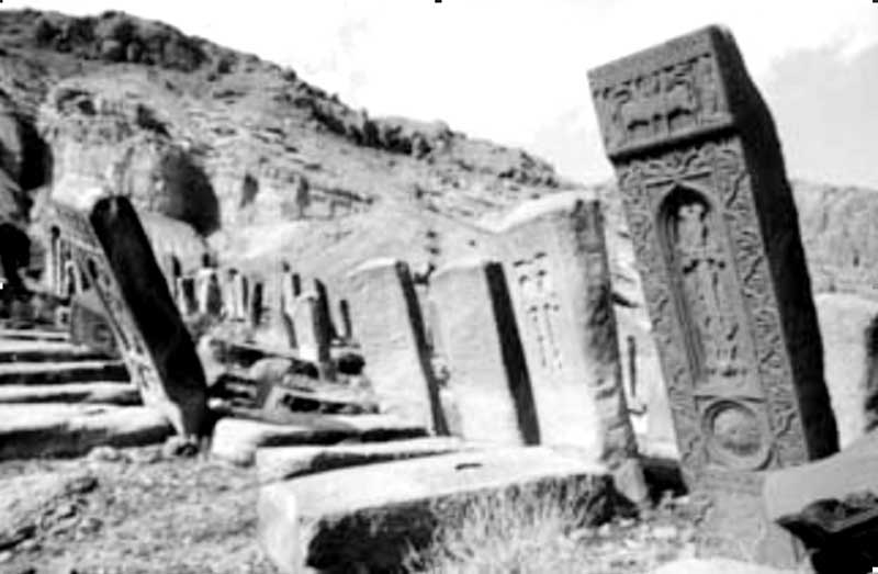 بخشی از صلیب سنگ های قبرستان جلفای نخجوان پیش از تخریب