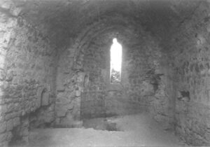 تصویر 3: فضای داخلی کلیسای سرکیس مقدس (حفاری های غیر مجاز و تخریب های صورت گرفته در تصویر دیده می شود.)