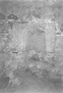 تصویر 4: طاقچه سنگی دیوار شمالی (کف آن از بین رفته است.)