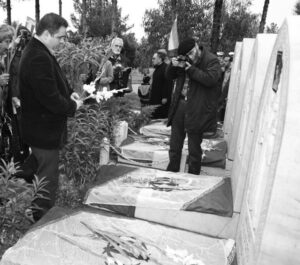 گئورک وارطان در محل مقبره شهیدان ارمنی جنگ تحمیلی