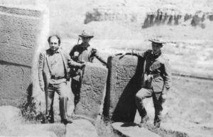 آرگام آیوازیان در کنار خاچکارهای گورستان جلفا