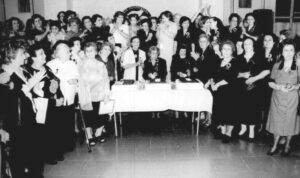 اعضا و هئیت مدیره های کنونی و پیشین انجمن در کنار کیک یکصدمین انجمن سالگرد 21 - اکتبر 2005