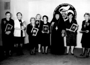 گروهی از اعضای با سابقه انجمن در مراسم یکصدمین سالگرد تاسیس انجمن تقدیرنامه دریافت نمود