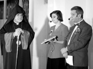 تقدیم لوح یادبود به اسقف اعظم سبوه سرکیسیان توسط مجریان،آناهید گریگوریان و وارطان داویدیان