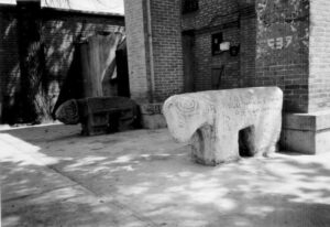 تصویر 4: قوچ های سنگی رو به روی ورودی اصلی