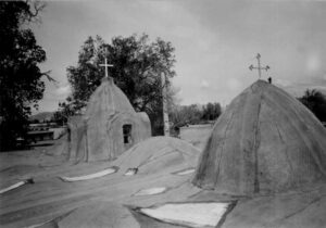 تصویر 7: گنبدهای مخروطی نامنظم کلیسا