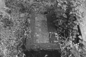 شکل12.نمونهٔ سنگ قبر قدیمی گورستان کلیسای مریم ننه مائخذ: ‹‹تاریخ کلیساهای آذربایجان شرقی››