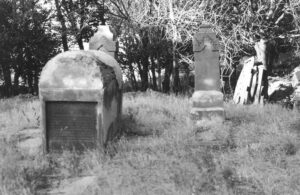 شکل11.گوشه ای از گورستان کلیسای مریم ننه (مارالان) مائخذ: ‹‹تاریخ کلیساهای آذربایجان شرقی››