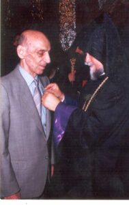 هوانسیان در حال دریافت نشان ملی و لوحه تقدیر توسط سفیر اتریش در تهران