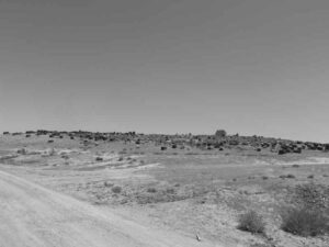 تصویر 2: تپه گورستان پکچیک در مجاورت جاده خاکی