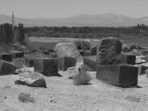 تصویر 3: نمونه ای از قبرهای گورستان پکاچیک در قسمت فوقانی تپه