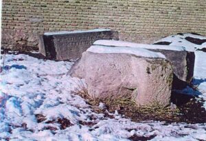 تصویر 6: نمای سنگ قبرهای گورستان سرنق