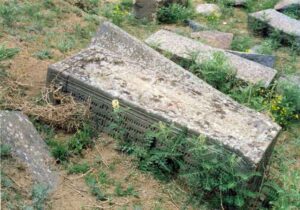 تصویر 9: نمونه سنگ قبرهای گورستان مهلم