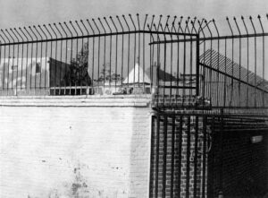 تصویر2: نمای بیرونی کلیسای تادئوس و بارتوقیمئوس مقدس،فرورفتگی کلیسا از فضاهای مجاور سبب گردیده تا نمای بیرونی چندان قابل رویت نباشد