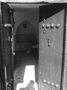 تصویر 4 :ورودی به کلیسای تادئوس و بارتوقیمئوس مقدس اختلاف سطح کوچه مجاور کلیسا نسبت به حیاط آن قابل توجه است.