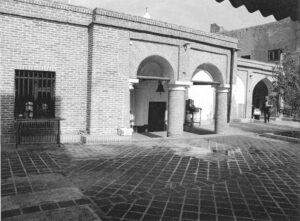 تصویر 6: نمای شمالی کلیسای تادئوس و بارتوقیمئوس مقدس و حیاط آن