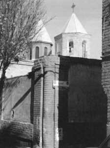 تصویر 7: نمای بیرونی کلیسای گئورگ مقدس بر خلاف کلیسای تادئوس و بارتوقیمئوس مقدس نمای بیرونی این کلیسا از محله مجاور کاملا قابل رویت است.