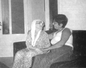 نویسنده در کنار مادربزرگش