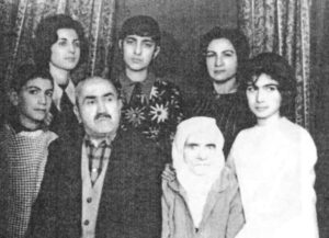 مادربزرگ و پدربزرگ نویسنده با دخترها و نوه ها در 1965 نفر وسط فتحیه چتین است