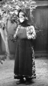 زن فریدنی با لباس محلی