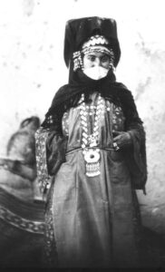 زن فریدنی با لباس محلی