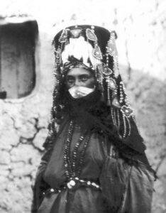 عروس فریدنی با تزیینات وابسته