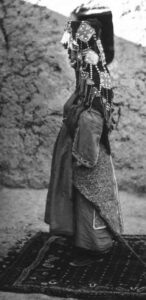 عروس فریدنی با تزیینات وابسته