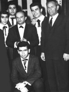 شماری از اعضای گروه کُر اهواز به رهبری واروژان