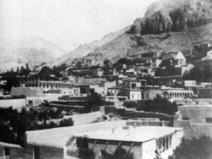 شهر آگولیس و یکی از چندی کلیسای آن در سال 1910 میلادی