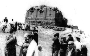 دیر سرخ در سال 1960 میلادی و ارمنیان نخجوان که به زیارت رفته اند