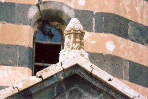 تزیینات سربندی کلیسای سیاه رنگ