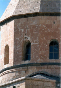 گنبد کلیسای سفید رنگ