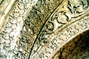 نقوش سردر غربی کلیسا