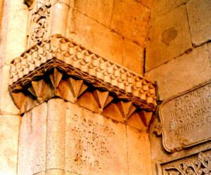 نقوش هندسی در اطراف ورودی ها