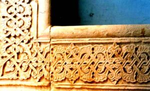 نقوش گیاهی در اطراف نورگیر