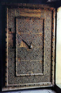 درب ورودی جنوبی کلیسای سفید رنگ