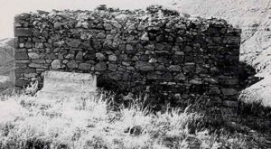 عکس قدیمی کلیسای ساندوخت به همراه سنگ قبر ساندوخت،خواهر اسقف بزنونی