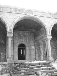 درب ورودی به صحن اصلی مسجد