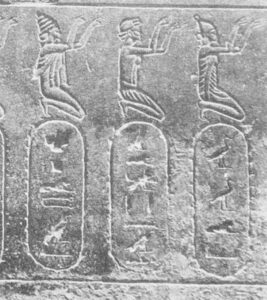 در وسط،نقش یک ارمنی و نام ارمنستان به خط هیروگلیف