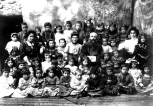 دانش آموزان کودکستان شهر خاربرد،ابتدای قرن بیستم