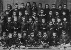 دانش آموزان کودکستان محله هرِشتاکابِد شهر آدابازار،ابتدای قرن بیستم