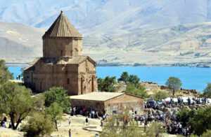 مراسم مذهبی در کلیسای صلیب مقدس