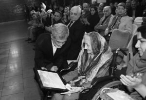 اهدای لوح تقدیر به دکتر آلنوش طریان،از سوی موسسه ترجمه و تحقیق هور و انجمن بانوان ارمنیان تهران به دست دکتر حسن غفوری فرد