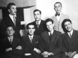 اعضای هیئت مدیره گروه تئاتر باشگاه فرهنگی - ورزشی آرارات،دومین دوره 1944 - 1945م هاکوپ کاراپنتس،نفر دوم نشسته از سمت چپ