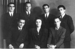 اعضای هیئت امنای باشگاه فرهنگی - ورزشی آرارات،دومین دوره 1945 - 1946م هاکوپ کاراپنتس،نفر اول ایستاده از سمت چپ