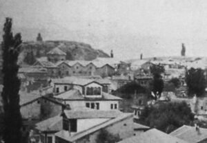 طرحی از سیواس که در آن کلیسای جامع سورپ آسدوادزادزین در پایین تپه ای کوچک قابل رویت است (اواخر قرن نوزدهم میلادی)