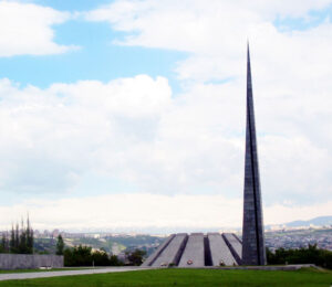 نمای کلی بنای یادبود