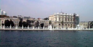 قصر دُلماباحچه،اثر کاراپت آمیرا بالیان