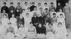 آموزگاران و دانش آموزان آموزشگاه دخترانه ماراش 1893م