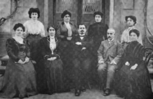 گروه آموزگاران آموزشگاه دخترانه هریپسیمه در زمئورنیا (ازمیر)،1908 - 1909م